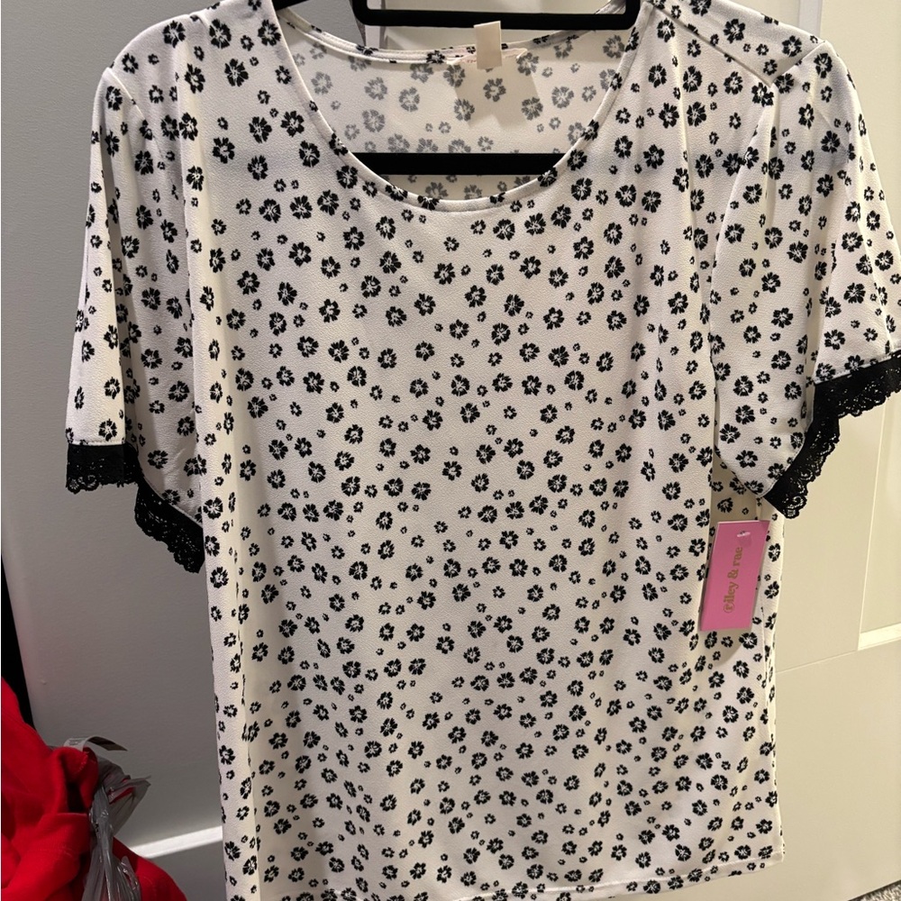 Riley & Rae Black and White Floral Short Sleeve Top
